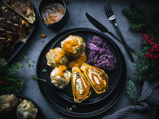 Festlicher Hauptgang: Veganer Rollbraten mit Rotkohl und Knödeln