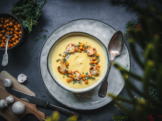 Festliche Vorspeise: Cremige Kartoffelsuppe mit gerösteten Kichererbsen und Pilzen